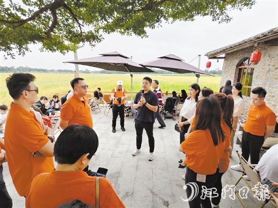 中山青年企業(yè)家一行來到牛江鎮(zhèn)昌梅村，游歷馮如故居，打卡“牛欄咖啡”。