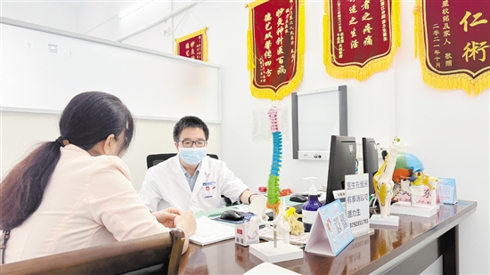 醫(yī)生為帶狀皰疹患者看診。