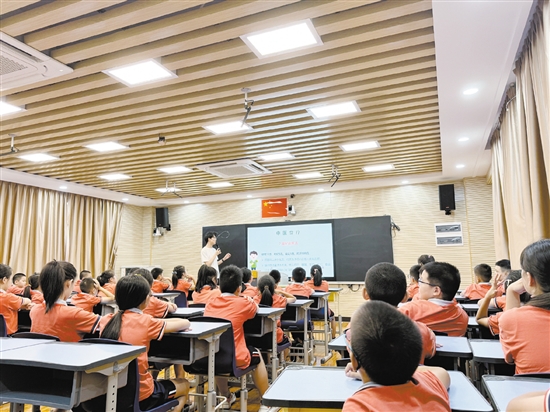 中醫(yī)藥專家走進學校進行中醫(yī)藥文化科普。