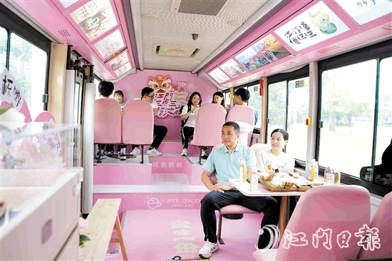 運(yùn)動(dòng)員和教練員乘坐“三點(diǎn)三下午茶”公交江海專線，感受江海魅力。