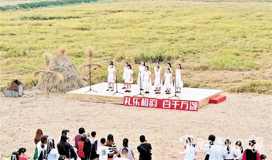 本土表演隊自主編排節(jié)目，以實際行動為鄉(xiāng)村文旅賦能。