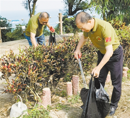 退役軍人志愿者參加環(huán)境整治行動(dòng)，以實(shí)際行動(dòng)助力“百千萬(wàn)工程”。