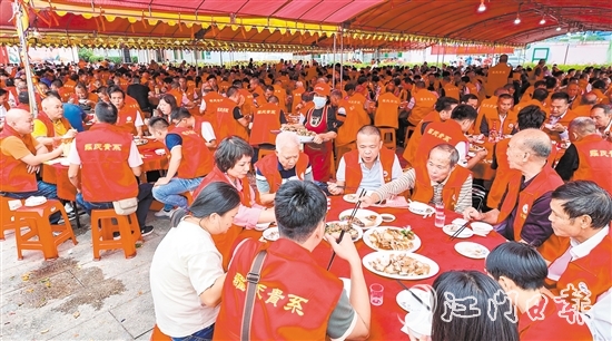 活動設(shè)置了午宴環(huán)節(jié)，在祠堂旁、村道邊安排了230多桌宴席，宗親鄉(xiāng)賢們在此同享家鄉(xiāng)味道、共慶家鄉(xiāng)盛事。