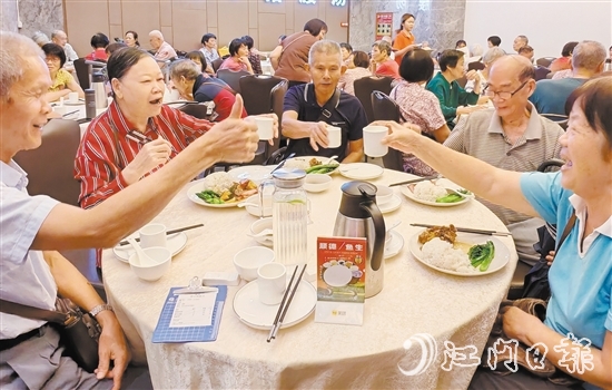 長者樂享舌尖上的幸福滋味。