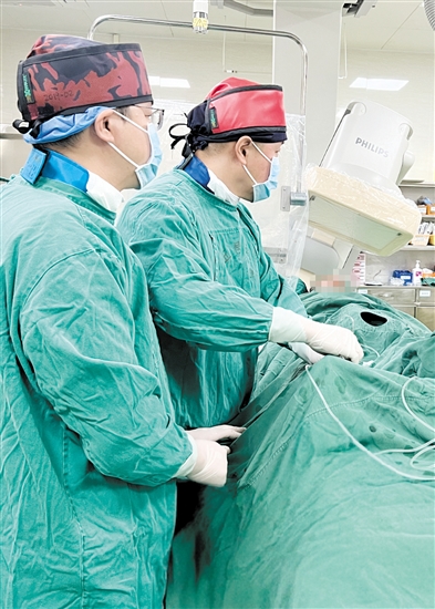 介入醫(yī)生穿著20公斤重的鉛衣為患者進(jìn)行手術(shù)。