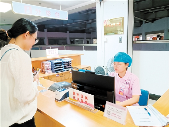 工作人員為來診市民進行分診。
