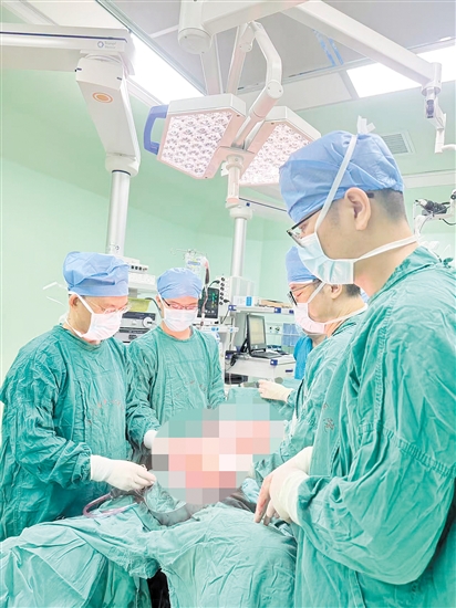 醫(yī)生團隊為百歲老人施行手術。