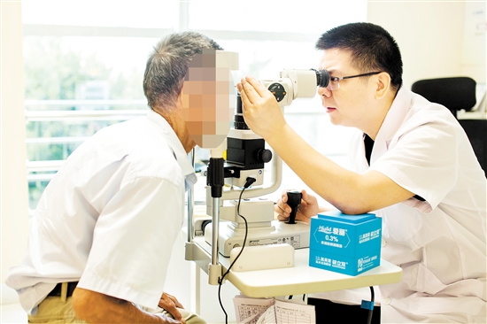 唐聰在為患者檢查眼睛。
