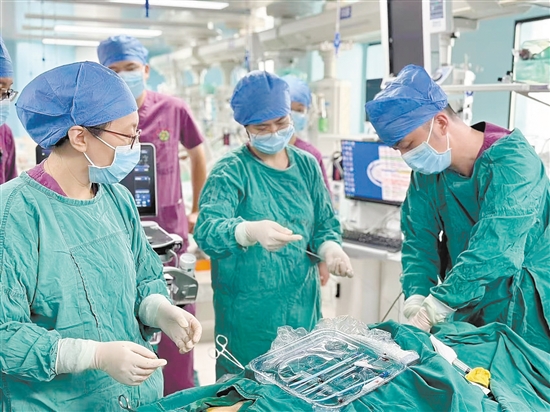 ICU團(tuán)隊(duì)為患者上ECMO（人工膜肺）。