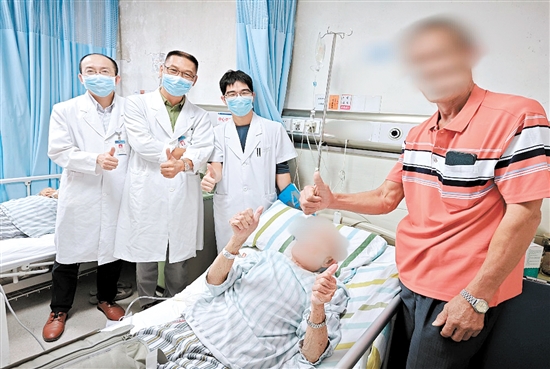 患者及家屬為醫(yī)護(hù)人員點(diǎn)贊。