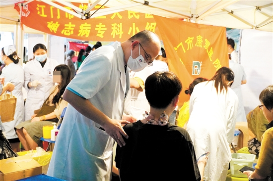 市民在夜市體驗(yàn)中醫(yī)傳統(tǒng)療法。
