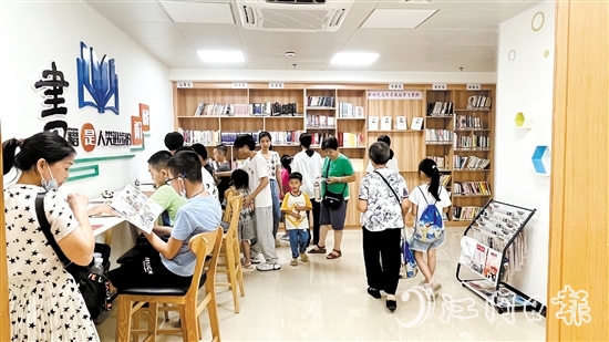 江南街道江翠社區(qū)黨群服務(wù)中心圖書角，一到周末讀者便絡(luò)繹不絕。