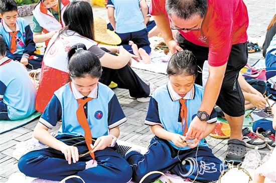孩子們充分發(fā)揮想象力，制作出一個(gè)個(gè)色彩繽紛、獨(dú)具匠心的樹葉風(fēng)鈴。