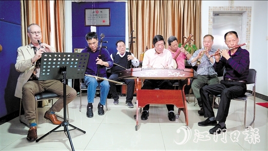 臺山廣東音樂團(tuán)成員與外國友人合奏。