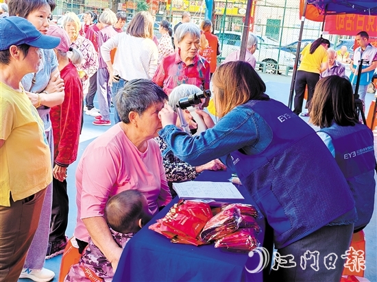 在文苑社區(qū)黨群服務(wù)集市，居民可以享受到健康義診等便民公益服務(wù)。