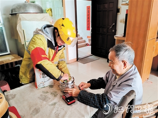 外賣騎手積極參與“老年助餐”行動，為石沖社區(qū)的老年人派送“溫暖外賣”。