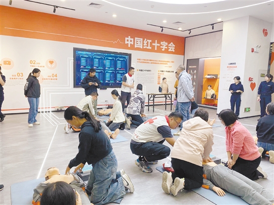 移交AED后，江海區(qū)紅十字會(huì)還開(kāi)展培訓(xùn)，提升相關(guān)人員的應(yīng)急救護(hù)能力。
