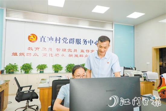 郭衛(wèi)強(qiáng)把在直沖村的奮斗歷程比作馬拉松賽。這是郭衛(wèi)強(qiáng)（右一）參加江門馬拉松賽，途經(jīng)江海城市宣傳畫。范慧敏