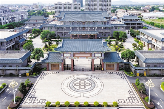 大江鎮(zhèn)是首個(gè)被中國家具協(xié)會(huì)授予“中國傳統(tǒng)家具專業(yè)鎮(zhèn)”稱號(hào)的鎮(zhèn)街，擁有傳統(tǒng)家具企業(yè)200多家，從業(yè)人員超5000名。