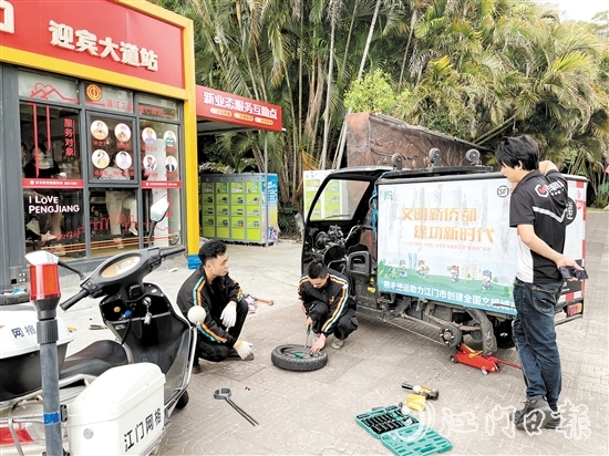 騎手小哥在新業(yè)態(tài)服務互助點就能完成電動車檢修。