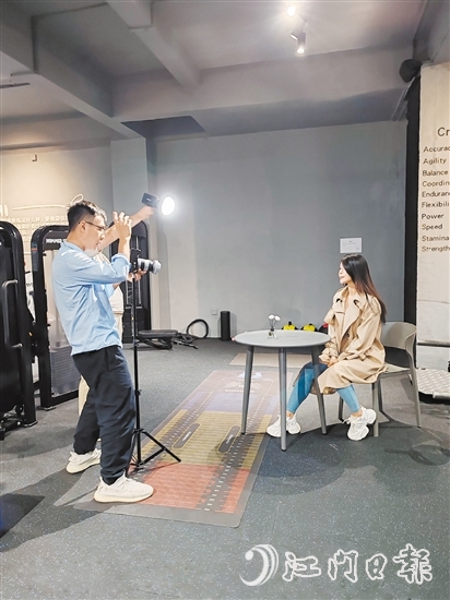 短視頻以其短小精悍、易于分享的特點，正成為快速吸引流量的“利器”。圖為商家在拍攝短視頻。