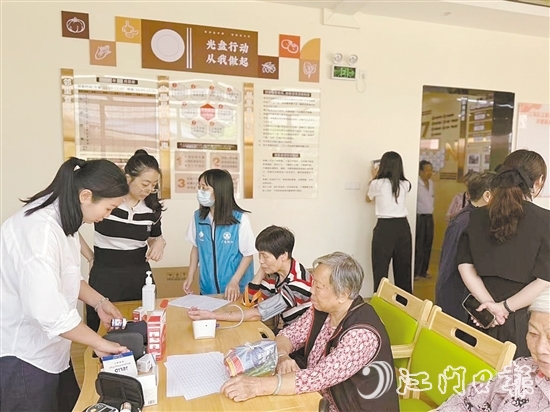 江南街道提供一站式養(yǎng)老服務(wù)，為老年人免費(fèi)體檢。