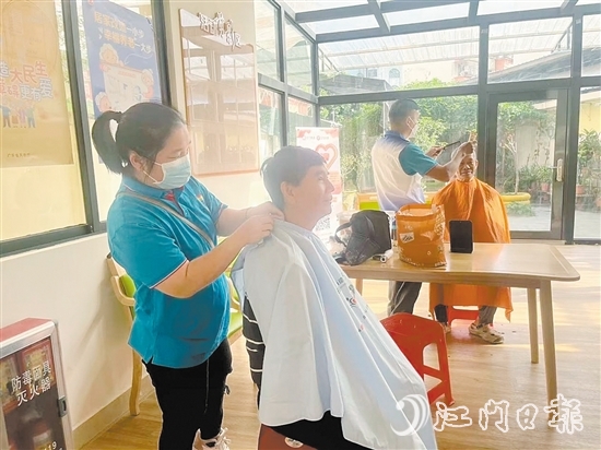 江南街道聯(lián)合社工機(jī)構(gòu)開(kāi)展義剪活動(dòng)。