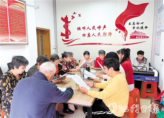 文昌沙社區(qū)居民在黨群服務(wù)中心開展“唱響鄰里好聲音”紅歌獻(xiàn)唱活動(dòng)。