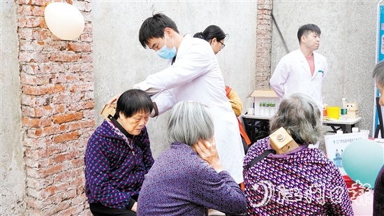 村民在中醫(yī)集市可以體驗(yàn)刮痧、艾灸、拔罐等中醫(yī)療法。