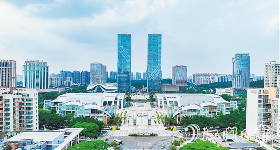 環(huán)市街道不斷提升轄區(qū)商圈整體競(jìng)爭力，為消費(fèi)市場(chǎng)注入更多創(chuàng)新元素和活力。圖為環(huán)五邑華僑廣場(chǎng)商圈。劉淑君