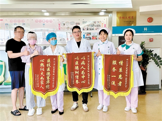 呂女士和丈夫送上錦旗表達感激之情。