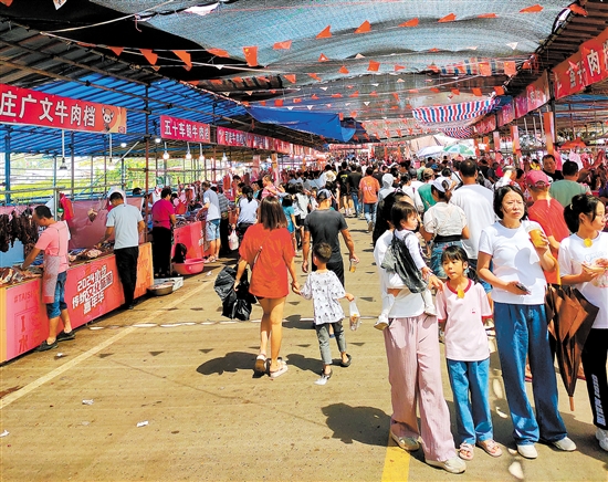 2024年水步傳統(tǒng)文化旅游嘉年華集美食、煙火、潮玩、文創(chuàng)、旅游等豐富元素于一體。