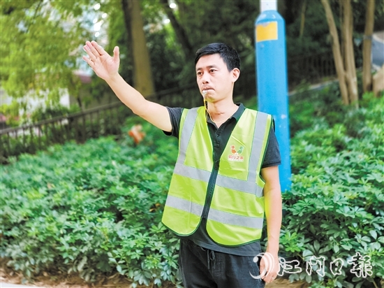接受了崗前培訓(xùn)的“新業(yè)態(tài)交通義警”隊(duì)伍成員動(dòng)作頗具“交警”風(fēng)范。