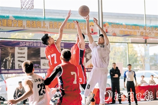 球員在賽事收官戰(zhàn)中拼盡全力、賽出風(fēng)采。