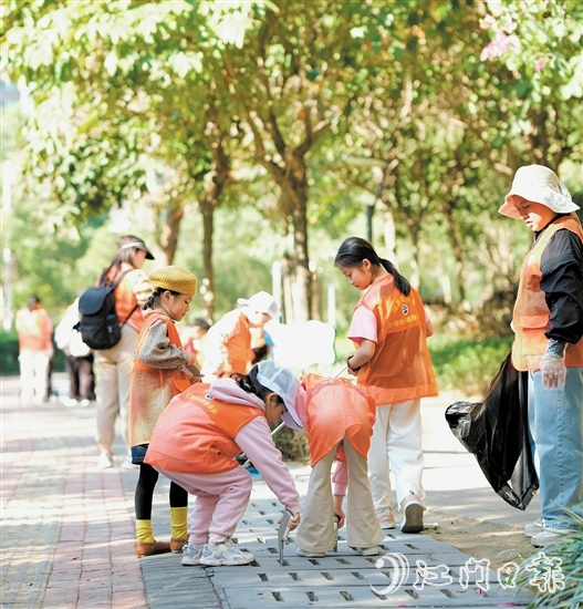 江門市范羅岡小學(xué)家長志愿服務(wù)隊(duì)通過“大手拉小手”的形式，在范羅岡小學(xué)濱江校區(qū)周邊開展全方位清潔巡查。
