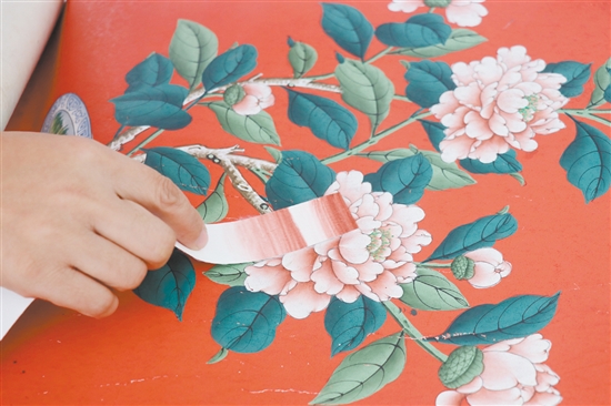 調(diào)色師在比對(duì)顏色，差一點(diǎn)都不行。