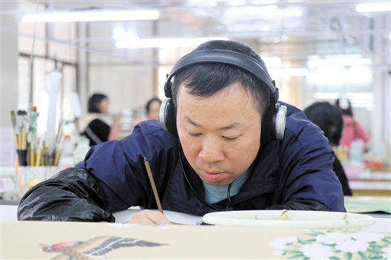 畫師戴著耳機(jī)，可以讓精神更專注。（受訪者供圖）