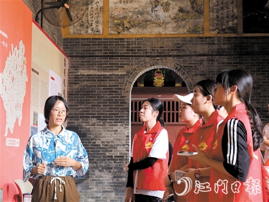 “行走中的黨課”讓學(xué)習(xí)形式“活”起來、“動”起來、“熱”起來。圖為黨員到南村村參觀學(xué)習(xí)。