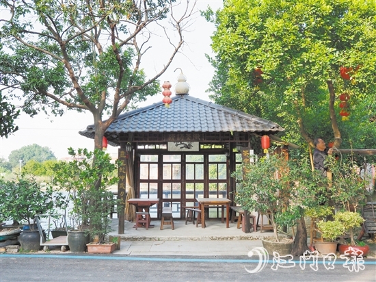 雙橋橫海村民黃錫堯打造的“美麗庭院”——“逍遙島”。