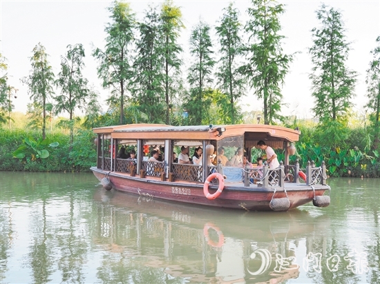 游客在古勞水鄉(xiāng)旅游區(qū)乘坐游船欣賞水鄉(xiāng)風景。