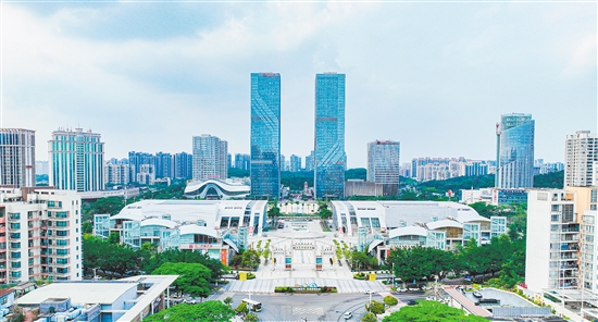 江門不斷優(yōu)化營商環(huán)境，吸引更多澳門項目前來落戶。圖為江門繁榮的商業(yè)圈。
