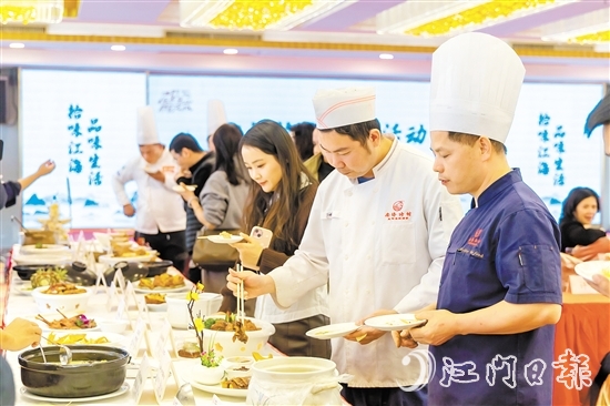 評委們用專業(yè)的味蕾去感受每一道菜的獨(dú)特風(fēng)味。受訪者供圖