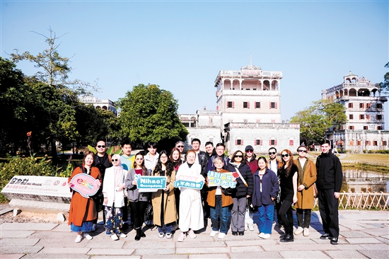 國際旅行商、旅行達人在開平自力村碉樓群景區(qū)合影留念。