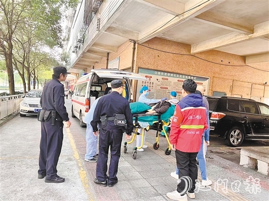 網(wǎng)格員協(xié)助醫(yī)護人員救助突發(fā)意外的老人。