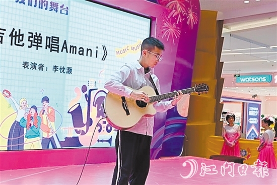 吉他手為觀眾帶來彈唱表演。