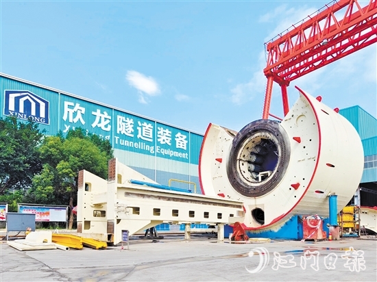 鶴山營商環(huán)境持續(xù)向好，提振了企業(yè)發(fā)展信心，產(chǎn)業(yè)新賽道越走越寬。圖為廣東欣龍隧道裝備股份有限公司。