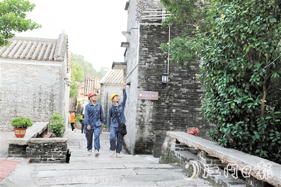 鶴山供電局大力提升新時代鄉(xiāng)村電氣化水平。圖為供電人員在雅瑤鎮(zhèn)陳山村開展日常巡檢工作。