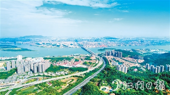 今年以來，鶴山市以拔頭籌、爭上游的奮進姿態(tài)，建典型、作示范，推動“百千萬工程”加力提速、全面突破。圖為鶴山城區(qū)新貌。