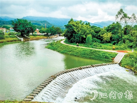 鶴山市深入推進全域水經(jīng)濟試點建設、河湖長制工作，治理保護水環(huán)境，大力發(fā)展水經(jīng)濟，做好做活“水文章”。圖為鶴城鎮(zhèn)三堡河五星村段。