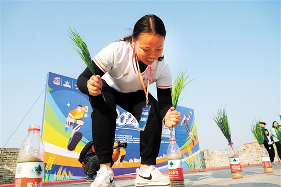 這位選手巧妙地將秧苗插進(jìn)瓶中。